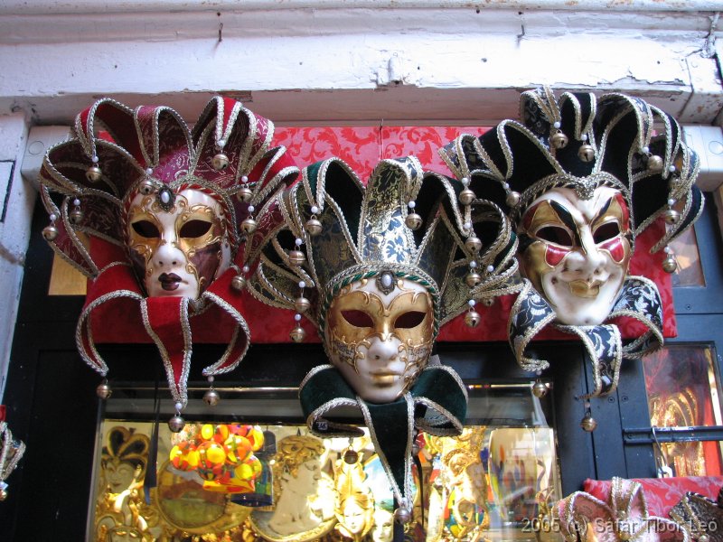 IMG_2567 Mindenhol rksznnek az emberre a karnevli maszkok.