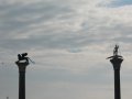 IMG_2660 Velence kt jelkpe. Balra Szent Mrk oroszlnja, jobbra St. Theodore szobra.