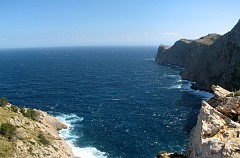 IMG_3676-IMG_3678_S_S Cap de Formentor - a világító torony a leghátsó sziklán.