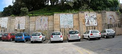 IMG_3787-IMG_3788_C_S Capdepeira - parkoló. A háttérben Miró-s gyermekrajzok csempén.