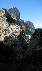 IMG_3827-IMG_3828_S_S Soller - A canyoningra tartva, hegyoldal tornyosul fölénk.